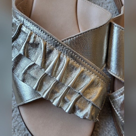 Mercanti Fiorenti Italian Gold Ruffled Slip On Sandals Size 10 - Picture 2 of 10
